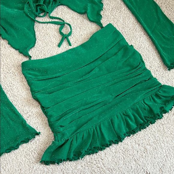 Green Off-Shoulder Crop Top and Skirt Set - Picture 4 of 9